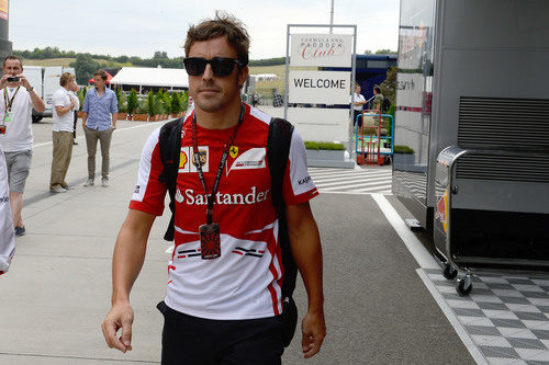 Fernando Alonso llega al paddock