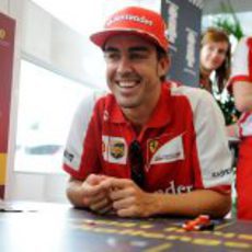 Fernando Alonso sonríe en un evento de Lego