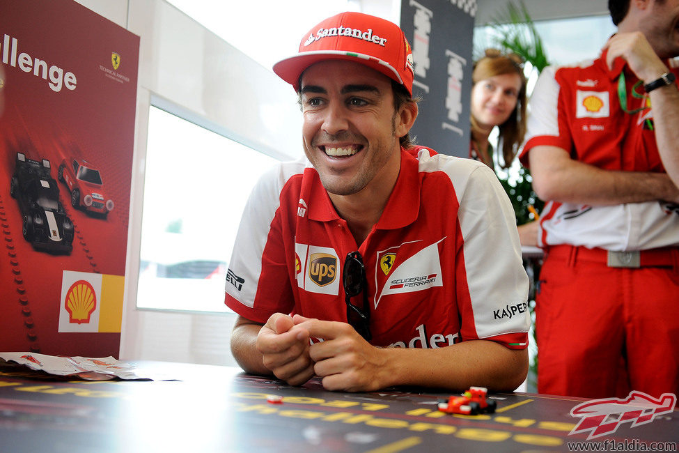 Fernando Alonso sonríe en un evento de Lego