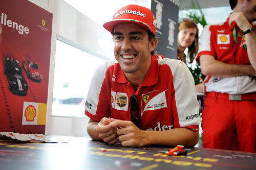 Fernando Alonso sonríe en un evento de Lego