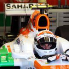 Adrian Sutil en el box de Force India