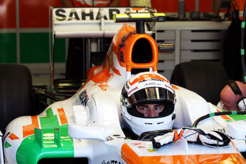 Adrian Sutil en el box de Force India