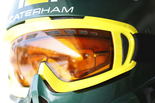 Un mecánico de Caterham mira la acción
