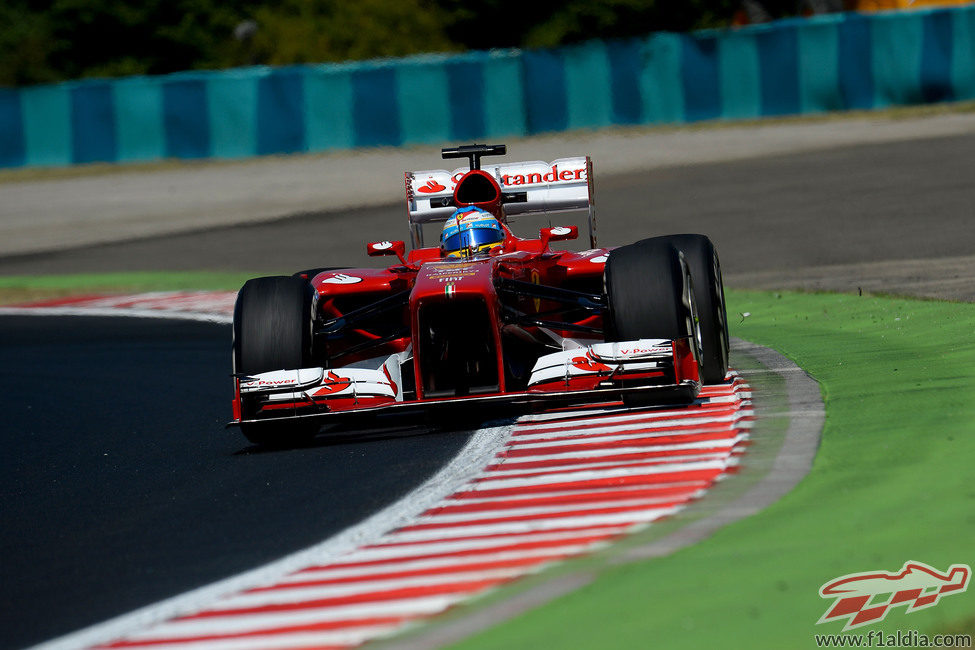 Fernando Alonso rueda por el piano