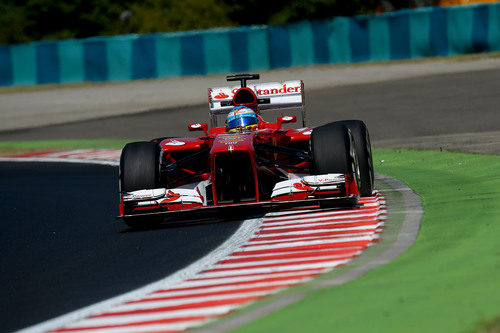 Fernando Alonso rueda por el piano