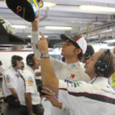 Esteban Gutiérrez coge su casco