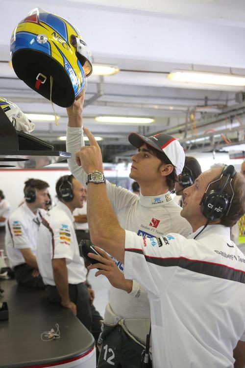 Esteban Gutiérrez coge su casco