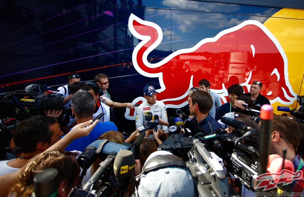 Sebastian Vettel atiende a los medios en Hungaroring