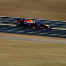 Sebastian Vettel pilota su Red Bull RB9 en los libres de Hungría