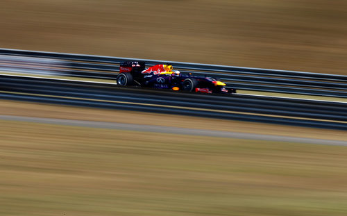 Sebastian Vettel pilota su Red Bull RB9 en los libres de Hungría