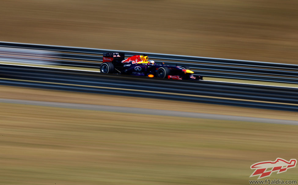Sebastian Vettel pilota su Red Bull RB9 en los libres de Hungría