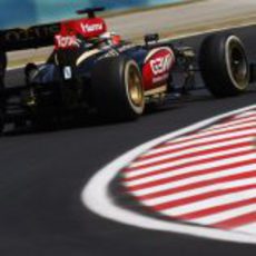 Kimi Räikkönen acelera con la bandera de Galicia en el alerón trasero