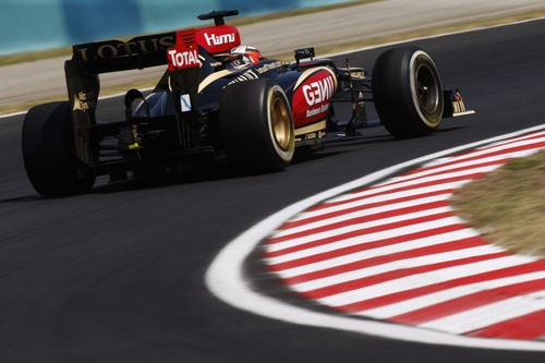 Kimi Räikkönen acelera con la bandera de Galicia en el alerón trasero
