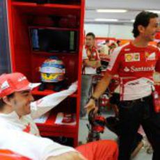 Fernando Alonso y Pedro de la Rosa bromean en Ferrari