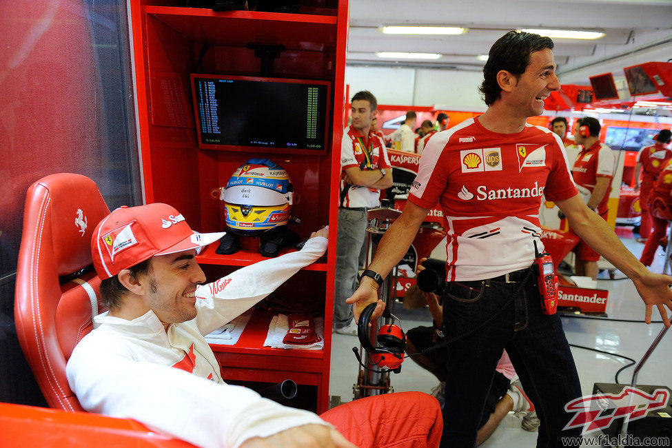 Fernando Alonso y Pedro de la Rosa bromean en Ferrari