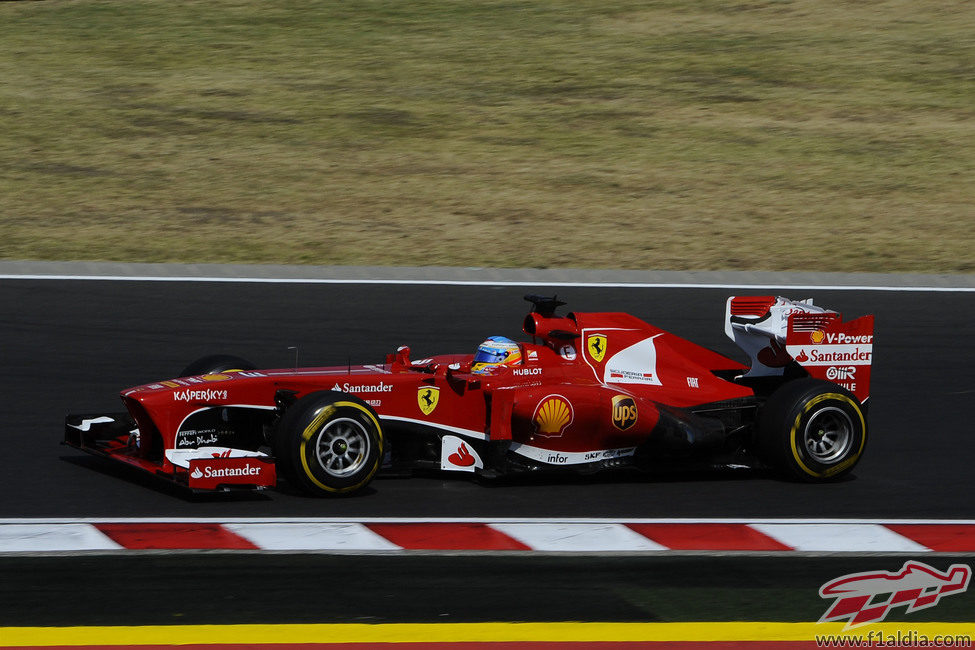 Fernando Alonso rueda con el compuesto blando