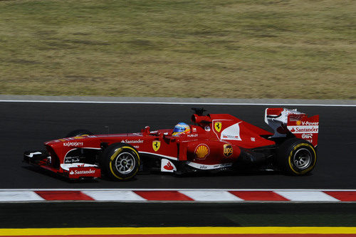 Fernando Alonso rueda con el compuesto blando