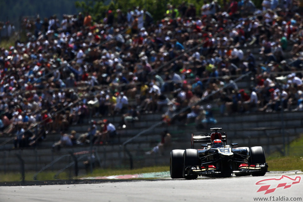 Kimi Räikkönen rueda ante el público