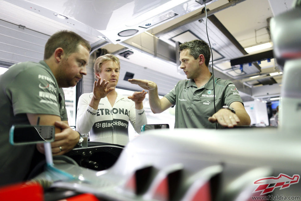 Nico Rosberg conversa con los mecánicos