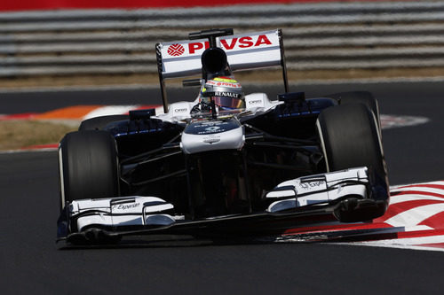 Pastor Maldonado pasa por la 'chicane' de Hungría