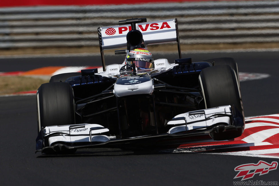 Pastor Maldonado pasa por la 'chicane' de Hungría