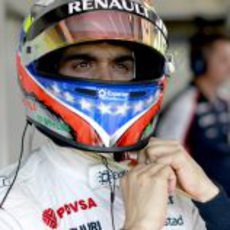 Pastor Maldonado se ajusta su casco