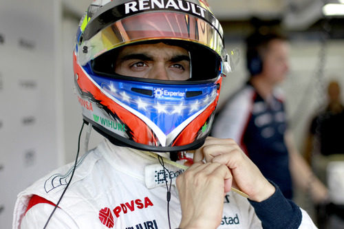 Pastor Maldonado se ajusta su casco