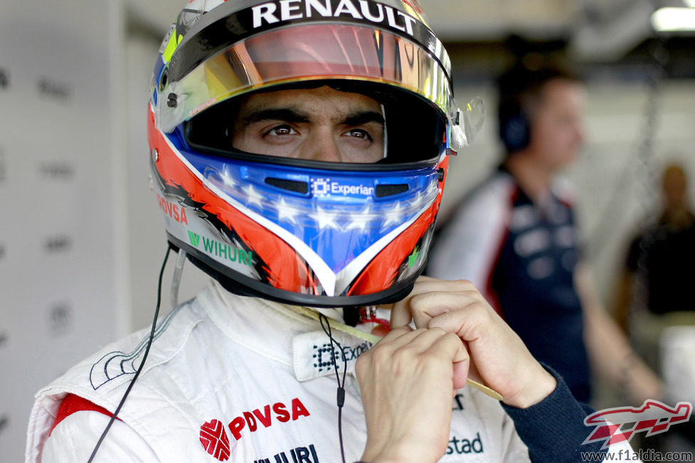 Pastor Maldonado se ajusta su casco