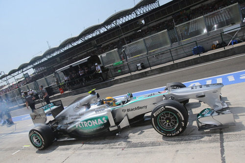 Lewis Hamilton sale de boxes