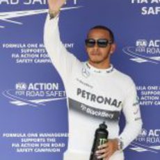 Lewis Hamilton saluda tras conseguir la pole en Hungría