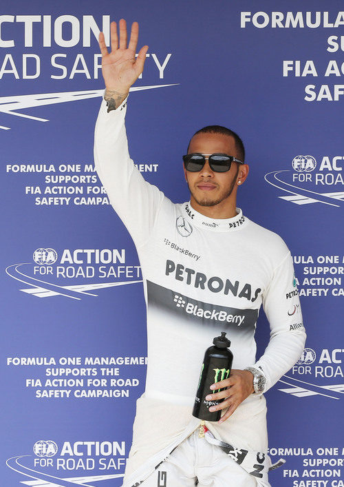 Lewis Hamilton saluda tras conseguir la pole en Hungría