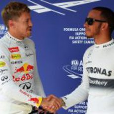 Sebastian Vettel felicita a Lewis Hamilton