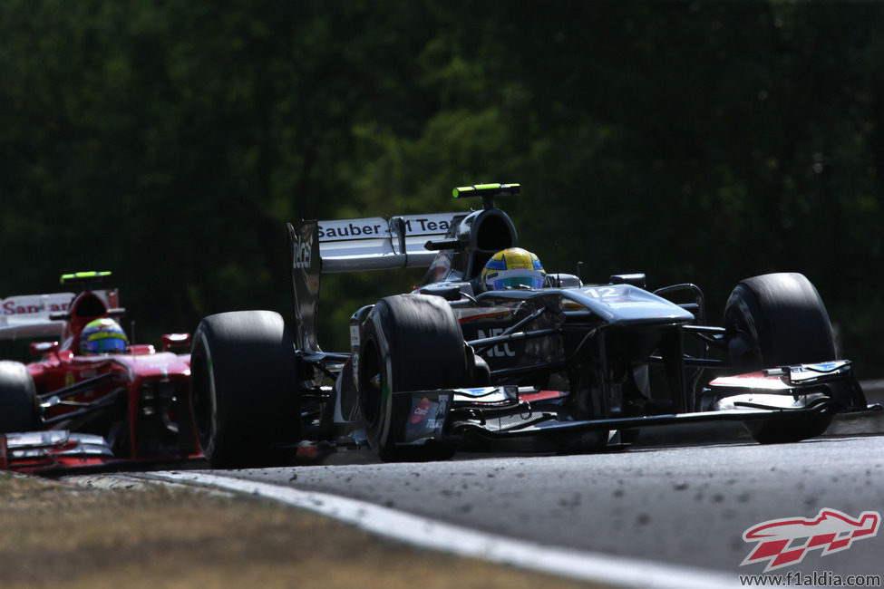 Esteban Gutiérrez por delante de Massa