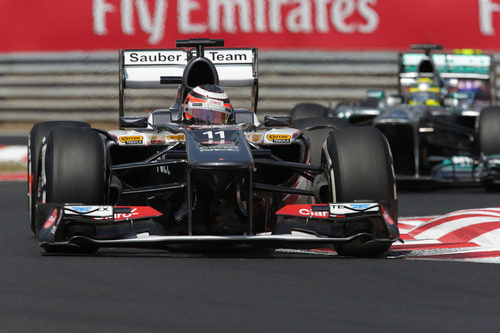 Nico Hülkenberg rueda por delante de Hamilton