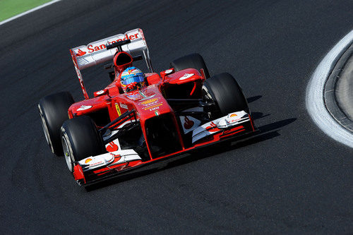 Fernando Alonso rueda con el medio