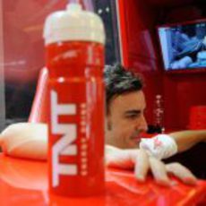 Fernando Alonso sonriente en su 'box'