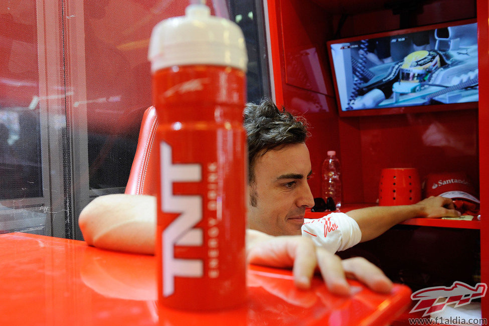 Fernando Alonso sonriente en su 'box'