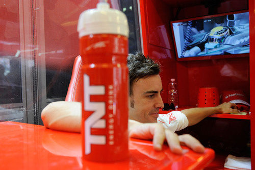 Fernando Alonso sonriente en su 'box'