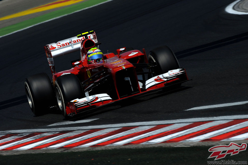 Felipe Massa rueda con su F138 en Hungaroring