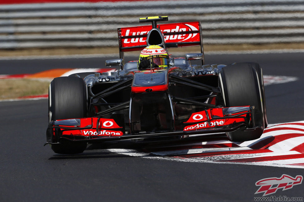 Sergio Pérez, por la conocida chicane de Hungaroring