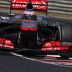 Jenson Button sobrepasa la chicane más famosa de Hungría
