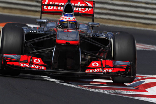 Jenson Button sobrepasa la chicane más famosa de Hungría