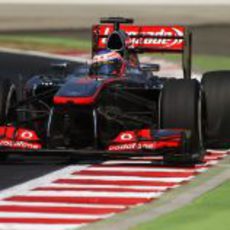 Jenson Button con el neumático medio de la gama Pirelli