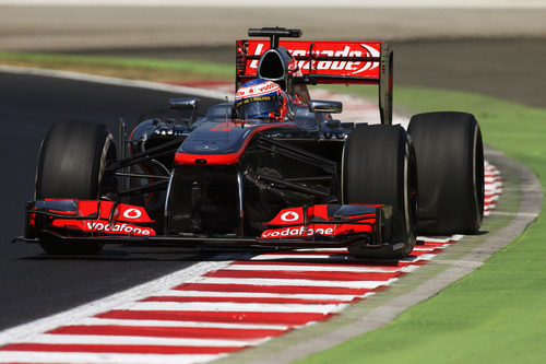 Jenson Button con el neumático medio de la gama Pirelli