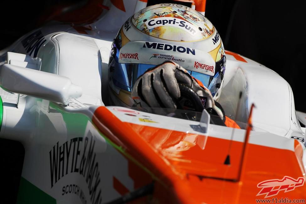 Adrian Sutil sale del pit-lane húngaro