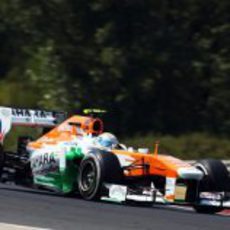 El Force India de Adrian Sutil toma una curva rápida