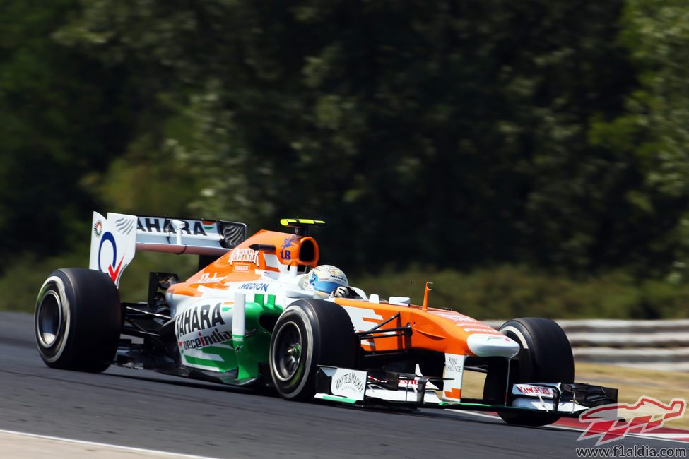 El Force India de Adrian Sutil toma una curva rápida