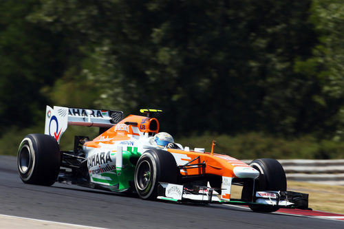 El Force India de Adrian Sutil toma una curva rápida
