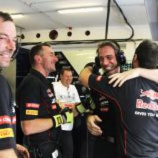 El equipo Toro Rosso celebra la octava posición de Ricciardo