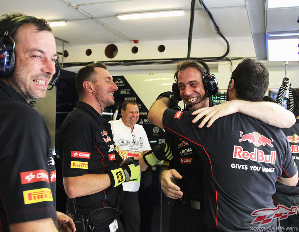 El equipo Toro Rosso celebra la octava posición de Ricciardo